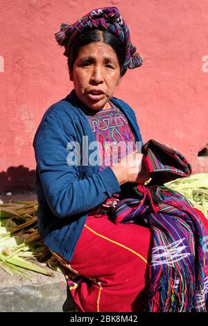 Portrait d'une femme appartenant à la communauté Ixil vêtu de vêtements traditionnels colorés faits de laine. Banque D'Images