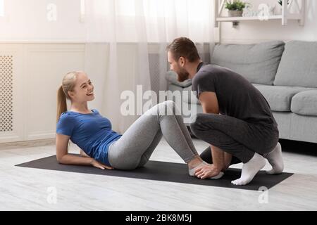 Un couple heureux en amour de l'entraînement ensemble à la maison, espace libre Banque D'Images