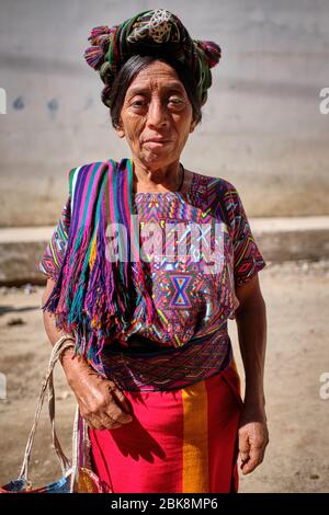 Portrait d'une femme appartenant à la communauté Ixil vêtu de vêtements traditionnels colorés faits de laine. Banque D'Images