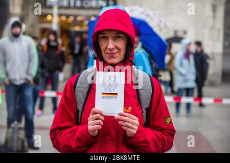 Munich, Bavière, Allemagne. 2 mai 2020. Un manifestant lors d'une démonstration de théoricien du complot à Munich détient le Grundgesetz allemand. Après une violente attaque contre les journalistes de la ZDF à Berlin, les hygiénedemos de Munich ont eu lieu à nouveau, avec des théoriciens du complot, des extrémistes de droite, des néonazis, des Hooligans, des membres de l'AFD, des insultes et des agressions contre les journalistes et la police, ainsi que des violations des lois sur la protection contre les infections. Organisé dans des discussions par télégramme par des groupes conspirateurs 'Querfront' (cross-front), les organisateurs ont planifié plusieurs démos individuelles avec des instructions pour finalement passer à Banque D'Images