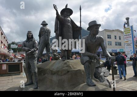 Statue dans le centre-ville/secteur riverain de la ville historique de Ketchikan, Alaska, sur l'île de Revillagigedo, un arrêt de croisière populaire à l'intérieur de passage. Banque D'Images