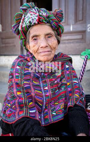 Portrait d'une femme appartenant à la communauté Ixil vêtu de vêtements traditionnels colorés faits de laine. Banque D'Images