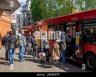 Walthamstow. Londres. ROYAUME-UNI. Le 2 mai 2020. Photo des personnes qui s'embarque à la gare routière pendant le verrouillage. Banque D'Images