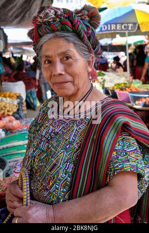 Portrait d'une femme appartenant à la communauté Ixil vêtu de vêtements traditionnels colorés faits de laine. Banque D'Images