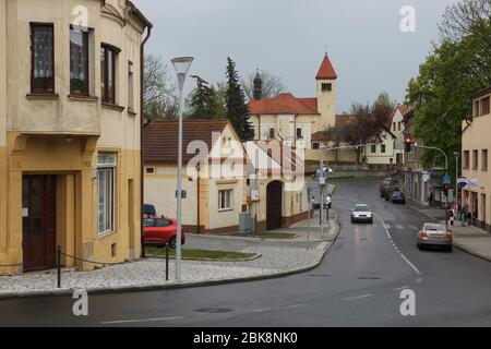 Église Saints Pierre et Paul (Kostel svateho Petra a Pavla) sur la place Řeporyjské dans le quartier de Řeporyje à Prague, en République tchèque. Le clocher roman datant du XIIe siècle est vu à droite. Banque D'Images