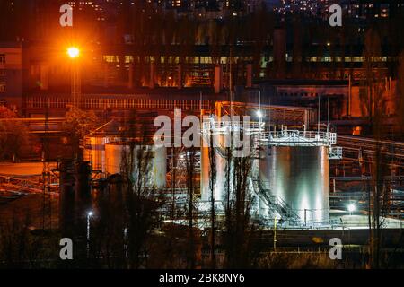 Réservoirs de stockage dans l'usine chimique la nuit