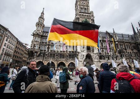 Munich, Bavière, Allemagne. 2 mai 2020. Un drapeau allemand est agité lors d'une démonstration de théoricien du complot à Munich, en Allemagne. Après une violente attaque contre les journalistes de la ZDF à Berlin, les hygiénedemos de Munich ont eu lieu à nouveau, avec des théoriciens du complot, des extrémistes de droite, des néonazis, des Hooligans, des membres de l'AFD, des insultes et des agressions contre les journalistes et la police, ainsi que des violations des lois sur la protection contre les infections. Organisé dans des discussions par télégramme par des groupes conspirateurs 'Querfront' (cross-front), les organisateurs ont planifié plusieurs démos individuelles avec des instructions pour finalement passer à un centre Banque D'Images