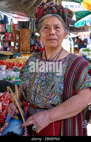 Portrait d'une femme appartenant à la communauté Ixil vêtu de vêtements traditionnels colorés faits de laine. Banque D'Images