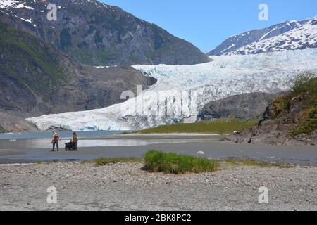 Le glacier Mendenhall, près de Juneau, en Alaska, se jette dans le lac Mendenhall. Banque D'Images