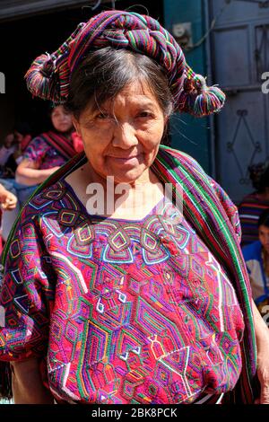 Portrait d'une femme appartenant à la communauté Ixil vêtu de vêtements traditionnels colorés faits de laine. Banque D'Images