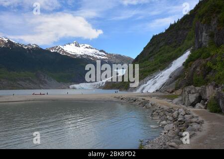 Le glacier Mendenhall près de Juneau, en Alaska, avec le lac Mendenhall et les chutes Nugget. Banque D'Images