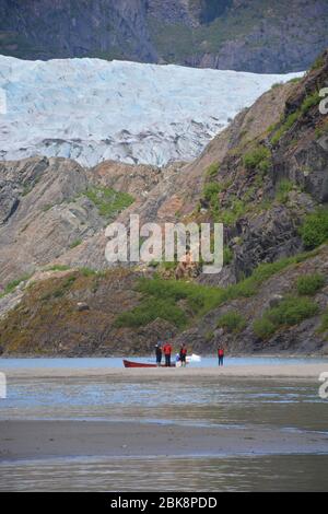 Le glacier Mendenhall, près de Juneau, en Alaska, se jette dans le lac Mendenhall. Banque D'Images