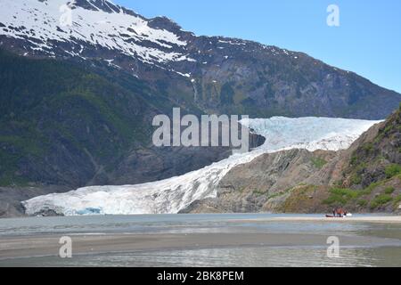 Le glacier Mendenhall, près de Juneau, en Alaska, se jette dans le lac Mendenhall. Banque D'Images