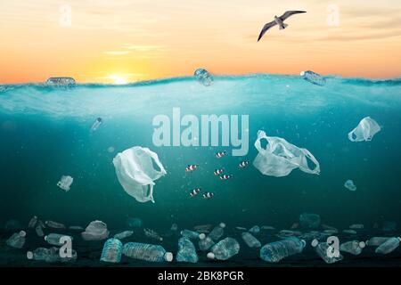 Concept de pollution marine montrant le lever du soleil sur l'océan plein de déchets en plastique. Au moins 8 millions de tonnes de plastique se terminent dans les océans chaque année et font du maj Banque D'Images