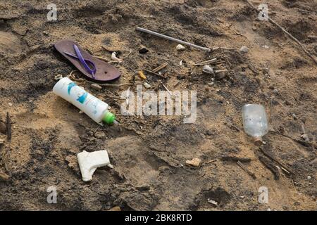 Pollution plastique sur la plage de la mer à Colombo au Sri Lanka. Banque D'Images