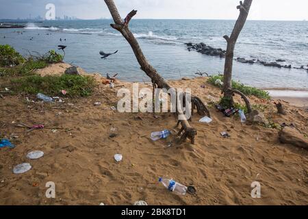 Pollution plastique sur la plage de la mer à Colombo au Sri Lanka. Banque D'Images