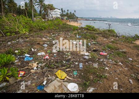 Pollution plastique sur la plage de la mer à Colombo au Sri Lanka. Banque D'Images