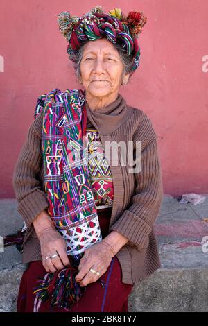 Portrait d'une femme appartenant à la communauté Ixil vêtu de vêtements traditionnels colorés faits de laine. Banque D'Images