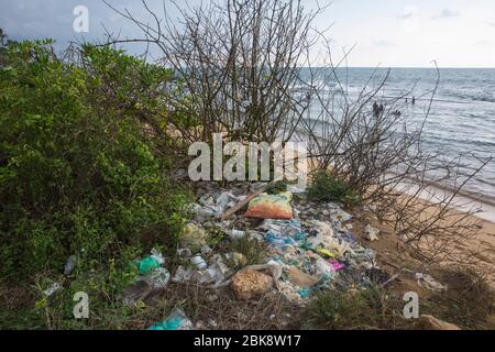 Pollution plastique sur la plage de la mer à Colombo au Sri Lanka. Banque D'Images