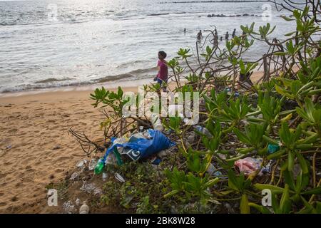 Pollution plastique sur la plage de la mer à Colombo au Sri Lanka. Banque D'Images