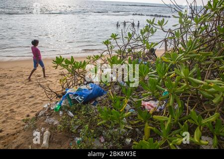 Pollution plastique sur la plage de la mer à Colombo au Sri Lanka. Banque D'Images