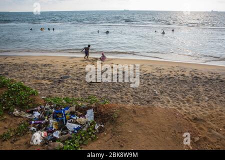 Pollution plastique sur la plage de la mer à Colombo au Sri Lanka. Banque D'Images