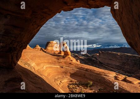 La célèbre arche délicate du parc national des Arches de l'Utah. Banque D'Images