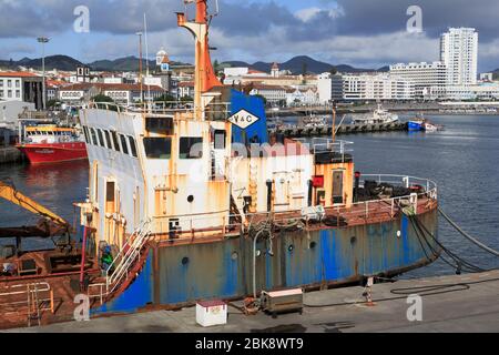 Navire à quai brise-lames,ville de Ponta Delgada, Sao Miguel Island, Açores, Portugal, Europe Banque D'Images