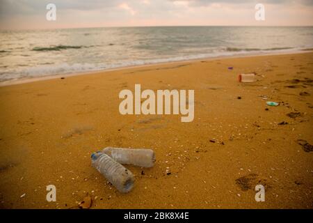 Pollution plastique sur la plage de la mer à Colombo au Sri Lanka. Banque D'Images