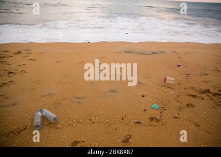 Pollution plastique sur la plage de la mer à Colombo au Sri Lanka. Banque D'Images