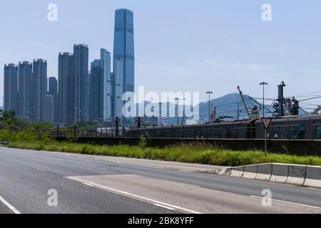 MTR train qui se déplace vers la gare de Kowloon, avec la Tour ICC et le quartier de West Kowloon, Hong Kong Banque D'Images
