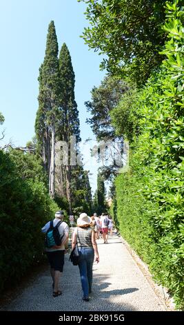 Tourisme marchant sur le chemin du paradis sur l'île de Lokrum près de Dubrovnik, Croatie. Banque D'Images