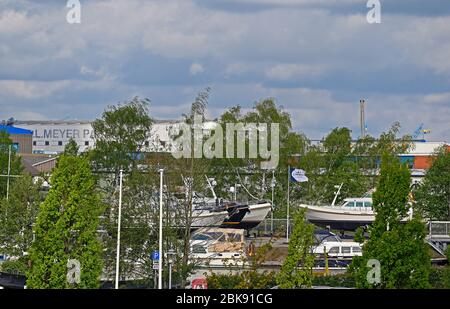 papenburg, allemagne - 2020.05.01: vue sur hennings linssen yacht de la compagnie de commerce sur les vieux locaux de meyer et nouveau chantier naval meyer en arrière-plan Banque D'Images