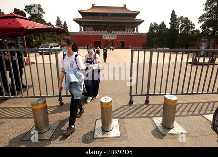 Pékin, Chine. 02 mai 2020. Quelques Chinois visitent une ville normalement animée, mais récemment ouverte, interdite après que le gouvernement ait abaissé la menace de Covid-19 au niveau 2 à Beijing le samedi 2 mai 2020. Malgré le petit nombre de visiteurs, le site était ouvert uniquement aux Chinois qui avaient un bon pass ou une réservation. Photo de Stephen Shaver/UPI crédit: UPI/Alay Live News Banque D'Images