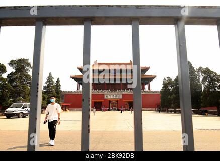 Pékin, Chine. 02 mai 2020. Quelques Chinois visitent une ville normalement animée, mais récemment ouverte, interdite après que le gouvernement ait abaissé la menace de Covid-19 au niveau 2 à Beijing le samedi 2 mai 2020. Malgré le petit nombre de visiteurs, le site était ouvert uniquement aux Chinois qui avaient un bon pass ou une réservation. Photo de Stephen Shaver/UPI crédit: UPI/Alay Live News Banque D'Images