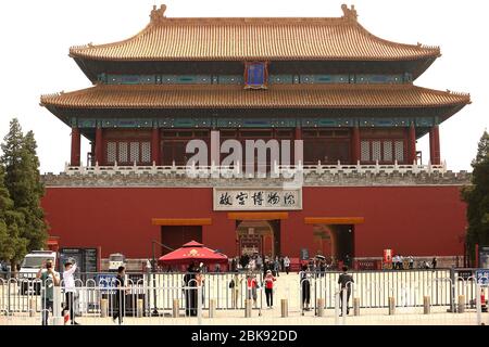 Pékin, Chine. 02 mai 2020. Quelques Chinois visitent une ville normalement animée, mais récemment ouverte, interdite après que le gouvernement ait abaissé la menace de Covid-19 au niveau 2 à Beijing le samedi 2 mai 2020. Malgré le petit nombre de visiteurs, le site était ouvert uniquement aux Chinois qui avaient un bon pass ou une réservation. Photo de Stephen Shaver/UPI crédit: UPI/Alay Live News Banque D'Images