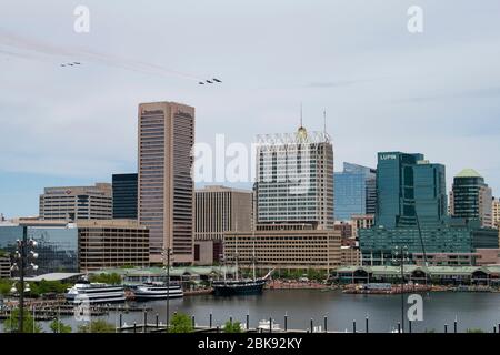 Baltimore, Maryland, États-Unis d'Amérique. 2 mai 2020. Les Thunderbirds de l'armée de l'air américaine et les Blue Angels de la marine américaine survolent Baltimore en hommage au personnel médical, aux premiers intervenants et aux autres travailleurs essentiels impliqués dans la lutte contre la pandémie. Les avions des deux escadrons de démonstration ont volé en formation au-dessus de Baltimore, et survoleront Washington DC et Atlanta GA Credit: Perry Aston/ZUMA Wire/Alay Live News Banque D'Images