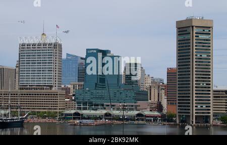 Baltimore, Maryland, États-Unis d'Amérique. 2 mai 2020. Les Thunderbirds de l'armée de l'air américaine et les Blue Angels de la marine américaine survolent Baltimore en hommage au personnel médical, aux premiers intervenants et aux autres travailleurs essentiels impliqués dans la lutte contre la pandémie. Les avions des deux escadrons de démonstration ont volé en formation au-dessus de Baltimore, et survoleront Washington DC et Atlanta GA Credit: Perry Aston/ZUMA Wire/Alay Live News Banque D'Images