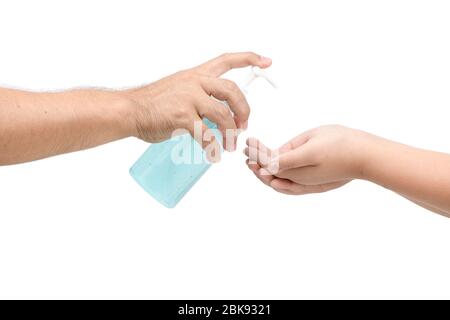 Le père pressante la bouteille et verser des aseptisants à base d'alcool sur la main l'enfant. Savon liquide avec pompage à partir de la bouteille. Application d'une aseptisation hydratante. Banque D'Images