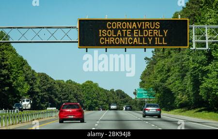 Signalisation routière aérienne d'avertissement de pandémie de coronavirus sur la Highway 78 à Atlanta, Géorgie, exhortant à isoler les personnes âgées et les malades chroniques. (ÉTATS-UNIS) Banque D'Images