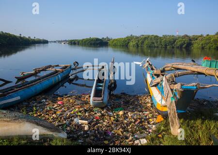 Pollution massive des plastiques sur le lagon de Negombo à Negombo, Sri Lanka. Banque D'Images