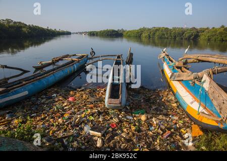 Pollution massive des plastiques sur le lagon de Negombo à Negombo, Sri Lanka. Banque D'Images