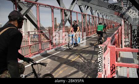 New York City, États-Unis. 02 mai 2020. Les gens font du vélo sur le Manhattan Bridge Park au milieu du coronavirus pandemicPeole affluent vers les parcs de la ville ce week-end, alors que le temps commence à se réchauffer au milieu de la pandémie de coronavirus. Crédit: SOPA Images Limited/Alay Live News Banque D'Images