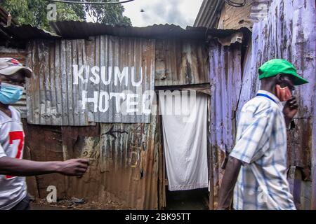 Nairobi, Kenya. 27 avril 2020. L'hôtel Kisumu (endroit où manger) à Kibera a vu ouvert pendant la pandémie du virus corona. La vie quotidienne dans les bidonvilles de Kibera les plus grandes de Nairobi, n'a pas été fortement affectée par la pandémie covid19 en cours, sauf pour quelques activités limitées par le couvre-feu imposé en raison de la pandémie. Crédit: SOPA Images Limited/Alay Live News Banque D'Images