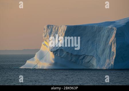 Iceberg dans la lumière du matin, Groenland Banque D'Images