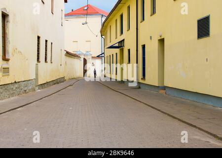 Une rue baroque typique, médiévale et pavée dans la vieille ville. À Vilnius, Lituanie. Banque D'Images