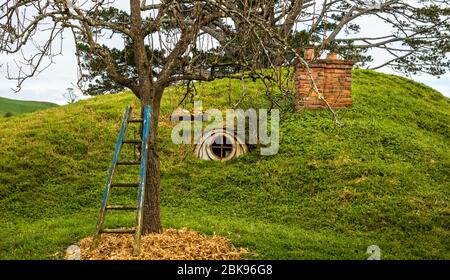 Logements Hobbit dans le jeu de films Hobbiton Banque D'Images