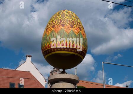 Un joli œuf de Pâques, une sculpture peinte sur une place de la ville. À Vilnius, Lituanie. Banque D'Images