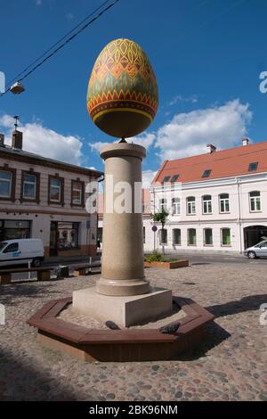 Un joli œuf de Pâques, une sculpture peinte sur une place de la ville. À Vilnius, Lituanie. Banque D'Images