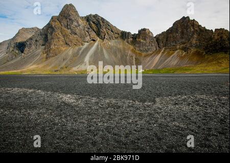 montagnes volcaniques pittoresques avec sable noir Banque D'Images